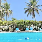 Kasa Ocean Breeze Beachfront Condo Pool